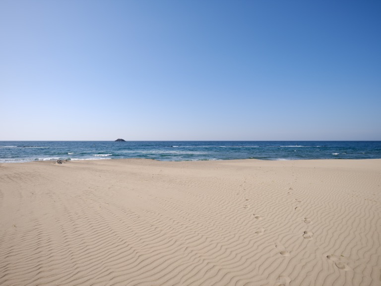 In May 2025, a quiet landscape around Tottori Sand Dunes: sand ripples and the horizon stretching beyond.